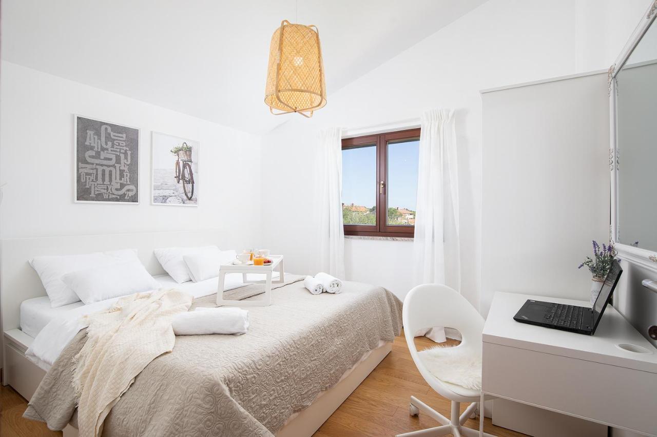 Cesare Apartment, With Swimming Pool And Sea View Ližnjan Extérieur photo